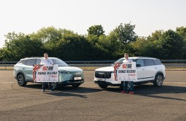 OMODA 7 SHS-P and JAECOO 7 SHS-P, 2026, with economy drivers Kevin Booker and Sam Clarke